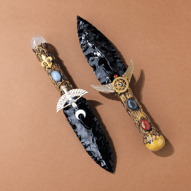 Obsidian dagger - exquisite gemstones inlaid on the handle